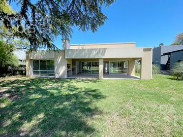 Casa con pileta a estrenar en Lomas Athletic Club Ezeiza
