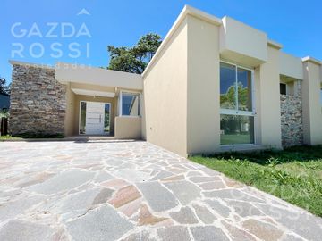 Casa con pileta a estrenar en Lomas Athletic Club Ezeiza