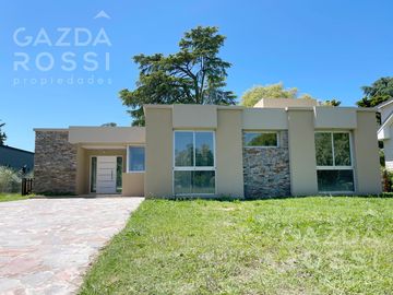 Casa con pileta a estrenar en Lomas Athletic Club Ezeiza