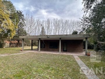 CASA VENTA ROLDÁN A RECICLAR CON PILETA