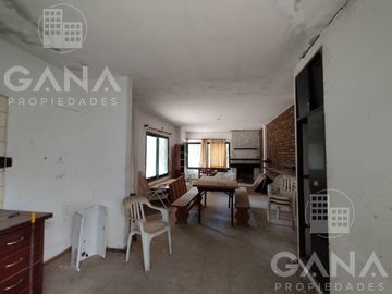 CASA VENTA ROLDÁN A RECICLAR CON PILETA