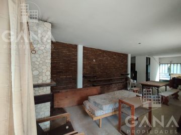 CASA VENTA ROLDÁN A RECICLAR CON PILETA