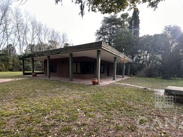 CASA VENTA ROLDÁN A RECICLAR CON PILETA