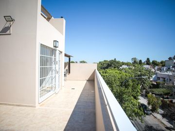 Luminoso PH de 3 ambientes en duplex con terraza y balcón en Villa Pueyrredón
