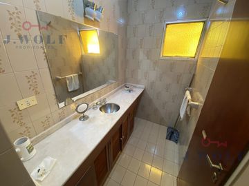 Casa 4ambientes en el centro Ballester