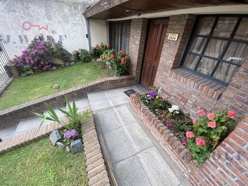 Casa 4ambientes en el centro Ballester