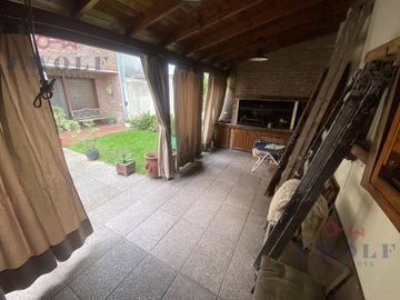 Casa 4ambientes en el centro Ballester