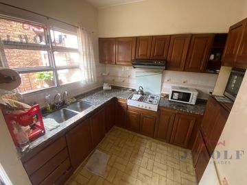 Casa 4ambientes en el centro Ballester