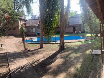 Casa en  venta en  Gral. Rodriguez, con quincho o de departamento de 2 ambientes, ideal 2 familias.