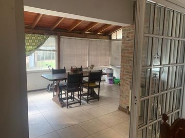 Casa en  venta en  Gral. Rodriguez, con quincho o de departamento de 2 ambientes, ideal 2 familias.