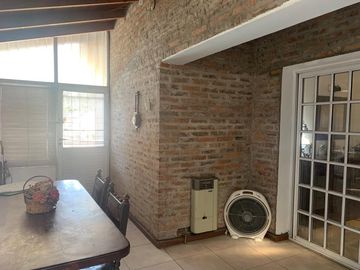 Casa en  venta en  Gral. Rodriguez, con quincho o de departamento de 2 ambientes, ideal 2 familias.