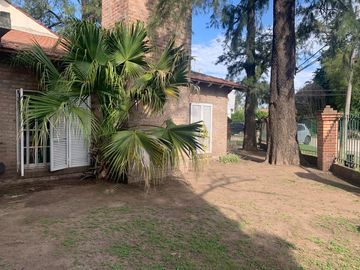 Casa en  venta en  Gral. Rodriguez, con quincho o de departamento de 2 ambientes, ideal 2 familias.