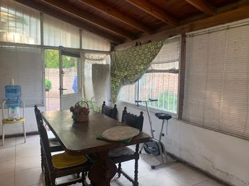 Casa en  venta en  Gral. Rodriguez, con quincho o de departamento de 2 ambientes, ideal 2 familias.