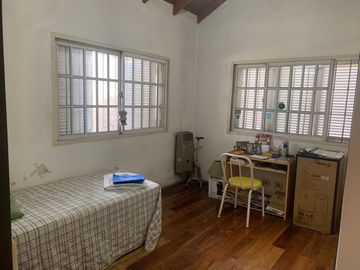 Casa en  venta en  Gral. Rodriguez, con quincho o de departamento de 2 ambientes, ideal 2 familias.