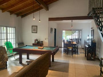 Casa en  venta en  Gral. Rodriguez, con quincho o de departamento de 2 ambientes, ideal 2 familias.