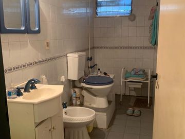 Casa en  venta en  Gral. Rodriguez, con quincho o de departamento de 2 ambientes, ideal 2 familias.