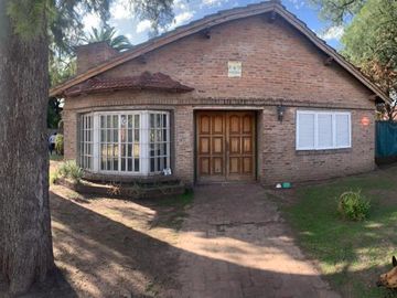 Casa en  venta en  Gral. Rodriguez, con quincho o de departamento de 2 ambientes, ideal 2 familias.