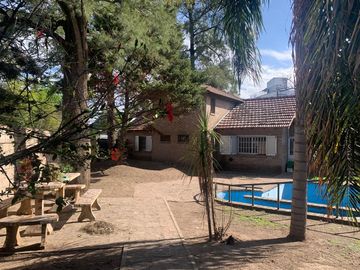 Casa en  venta en  Gral. Rodriguez, con quincho o de departamento de 2 ambientes, ideal 2 familias.
