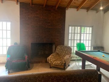 Casa en  venta en  Gral. Rodriguez, con quincho o de departamento de 2 ambientes, ideal 2 familias.