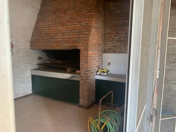 Casa en  venta en  Gral. Rodriguez, con quincho o de departamento de 2 ambientes, ideal 2 familias.
