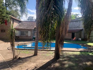 Casa en  venta en  Gral. Rodriguez, con quincho o de departamento de 2 ambientes, ideal 2 familias.