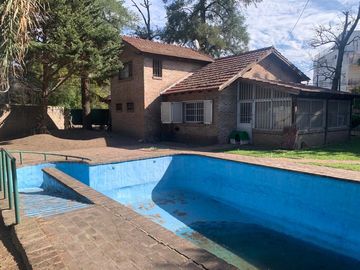 Casa en  venta en  Gral. Rodriguez, con quincho o de departamento de 2 ambientes, ideal 2 familias.