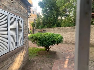 Casa en  venta en  Gral. Rodriguez, con quincho o de departamento de 2 ambientes, ideal 2 familias.