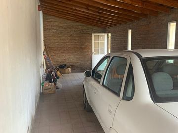 Casa en  venta en  Gral. Rodriguez, con quincho o de departamento de 2 ambientes, ideal 2 familias.