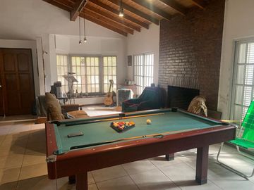 Casa en  venta en  Gral. Rodriguez, con quincho o de departamento de 2 ambientes, ideal 2 familias.