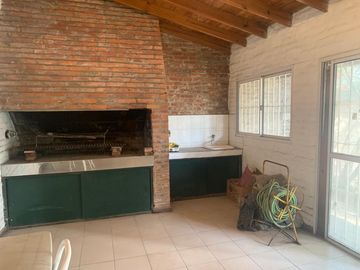 Casa en  venta en  Gral. Rodriguez, con quincho o de departamento de 2 ambientes, ideal 2 familias.