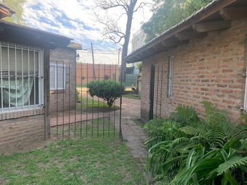 Casa en  venta en  Gral. Rodriguez, con quincho o de departamento de 2 ambientes, ideal 2 familias.