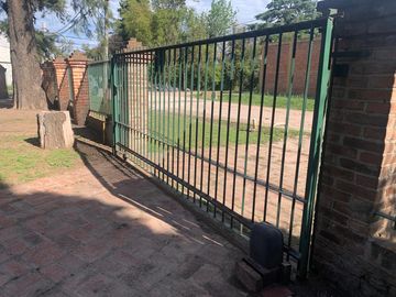 Casa en  venta en  Gral. Rodriguez, con quincho o de departamento de 2 ambientes, ideal 2 familias.