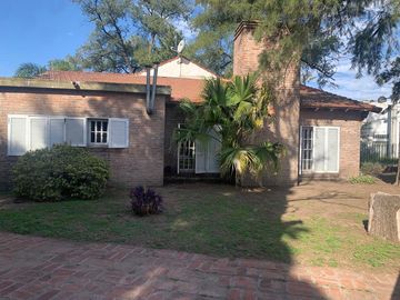 Casa en  venta en  Gral. Rodriguez, con quincho o de departamento de 2 ambientes, ideal 2 familias.