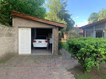 Casa en  venta en  Gral. Rodriguez, con quincho o de departamento de 2 ambientes, ideal 2 familias.