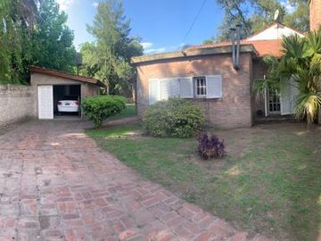 Casa en  venta en  Gral. Rodriguez, con quincho o de departamento de 2 ambientes, ideal 2 familias.