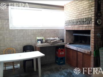 Venta de hermosa Casa 4 ambientes con amplio fondo libre, cochera y parrila en Ezpeleta Este