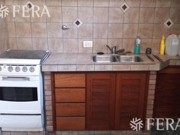 Venta de hermosa Casa 4 ambientes con amplio fondo libre, cochera y parrila en Ezpeleta Este