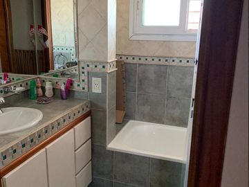 Venta de hermosa Casa 4 ambientes con amplio fondo libre, cochera y parrila en Ezpeleta Este