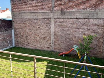 Venta de hermosa Casa 4 ambientes con amplio fondo libre, cochera y parrila en Ezpeleta Este