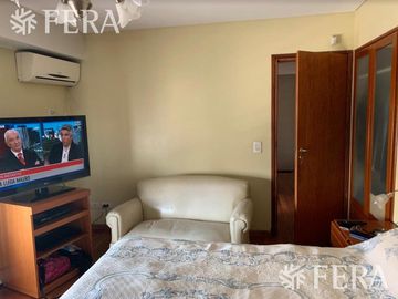 Venta de hermosa Casa 4 ambientes con amplio fondo libre, cochera y parrila en Ezpeleta Este