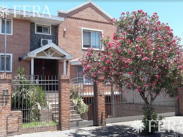 Venta de hermosa Casa 4 ambientes con amplio fondo libre, cochera y parrila en Ezpeleta Este