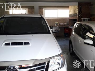 Venta de hermosa Casa 4 ambientes con amplio fondo libre, cochera y parrila en Ezpeleta Este