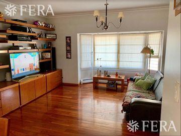Venta de hermosa Casa 4 ambientes con amplio fondo libre, cochera y parrila en Ezpeleta Este