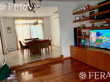 Venta de hermosa Casa 4 ambientes con amplio fondo libre, cochera y parrila en Ezpeleta Este
