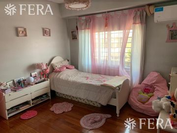 Venta de hermosa Casa 4 ambientes con amplio fondo libre, cochera y parrila en Ezpeleta Este
