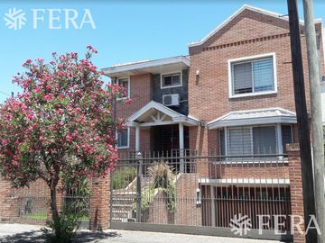 Venta de hermosa Casa 4 ambientes con amplio fondo libre, cochera y parrila en Ezpeleta Este