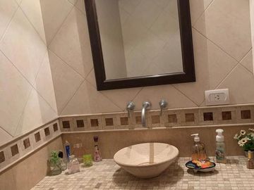 Venta de hermosa Casa 4 ambientes con amplio fondo libre, cochera y parrila en Ezpeleta Este