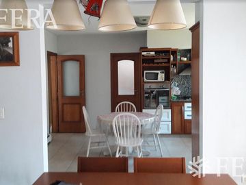 Venta de hermosa Casa 4 ambientes con amplio fondo libre, cochera y parrila en Ezpeleta Este