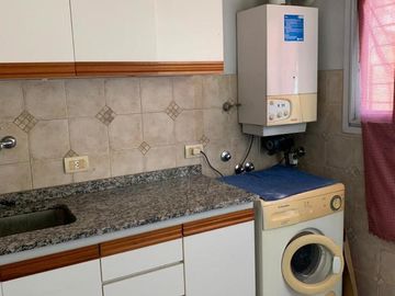 Venta de hermosa Casa 4 ambientes con amplio fondo libre, cochera y parrila en Ezpeleta Este