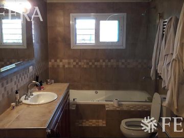 Venta de hermosa Casa 4 ambientes con amplio fondo libre, cochera y parrila en Ezpeleta Este